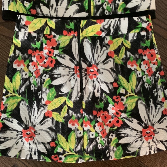 Matching flowered set. Top size S and skirt size xs - Picture 3 of 3